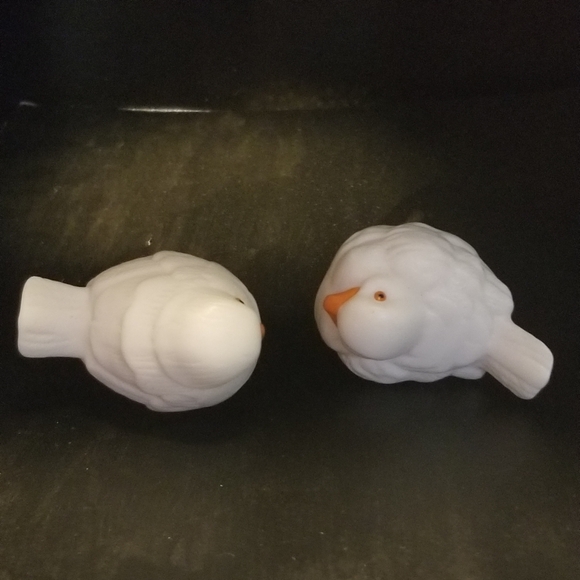 2 porcelain bisque  birds tiny made in Taiwan - Picture 5 of 7